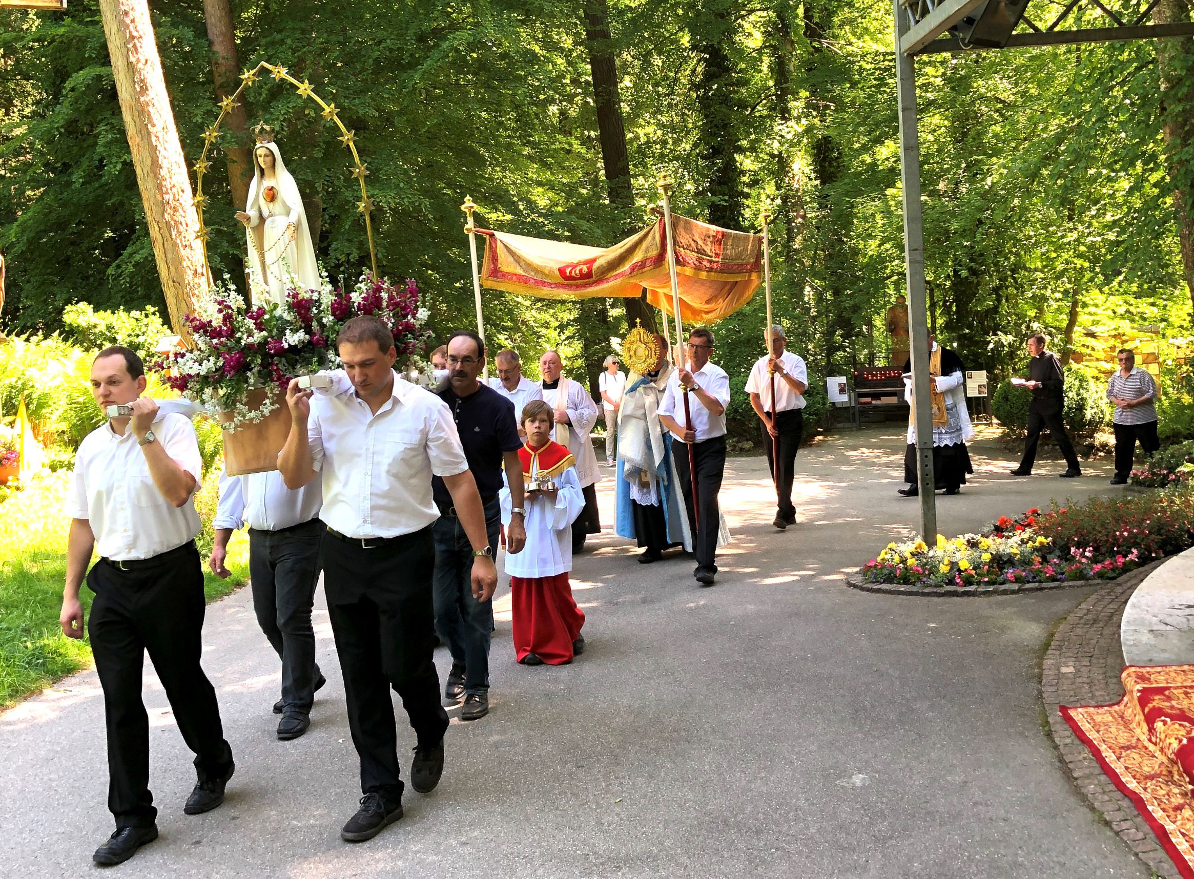 Sakramentsprozession um Priesternachwuchs Maria Vesperbild